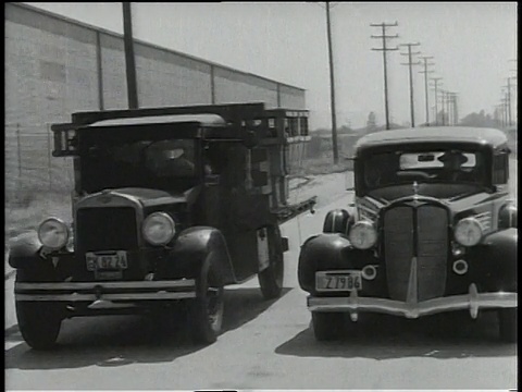 1945年，一辆小汽车撞开了一辆卡车视频素材