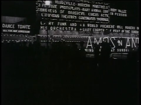 1933年的电影《Convention City》中的场景，大西洋城码头的夜晚，人们走过的影子和广告牌被点亮作为背景/美国新泽西州大西洋城视频下载