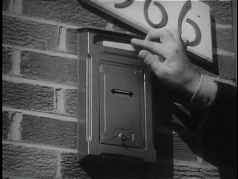 1957蒙太奇邮递员投递邮件/美国视频素材