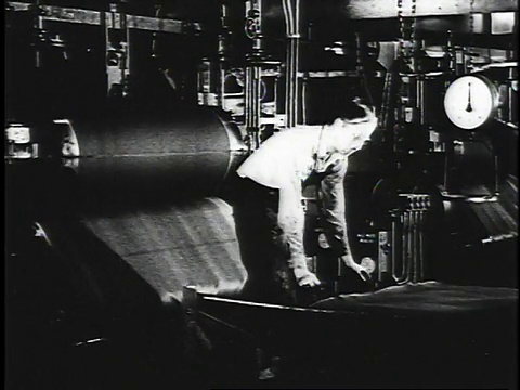 1940年，蒙太奇人与橡胶废料工作/迪尔伯恩，密歇根州，美国视频下载
