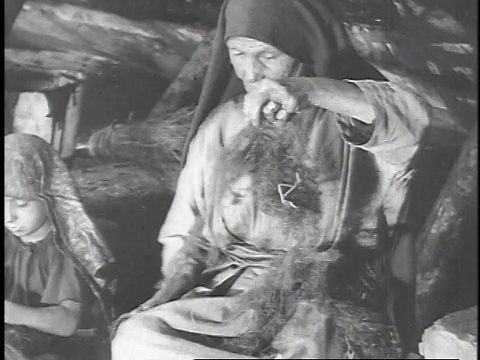 1923年再现圣经时代妇女编篮子的情景视频素材