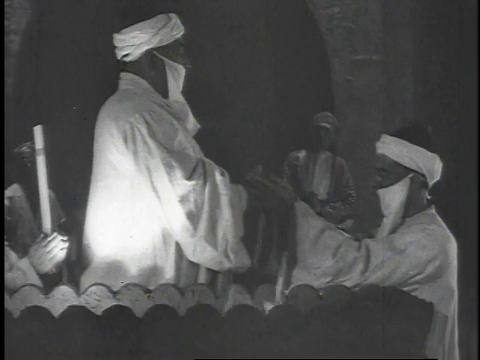 1923年，俄罗斯拜火者在仪式中向火焰鞠躬视频素材