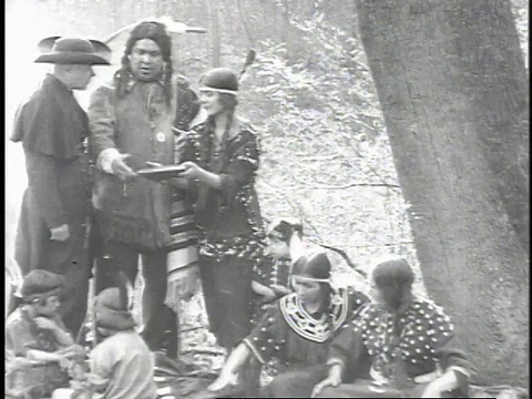 美国印地安人妇女和男子将一碗油递到传教士手中/美国视频素材