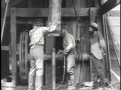 1923年重演三名男子在地下钻探石油管道/美国视频下载