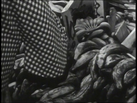 1965年，美国纽约，蒙太奇人们在街上的食品市场购物视频下载