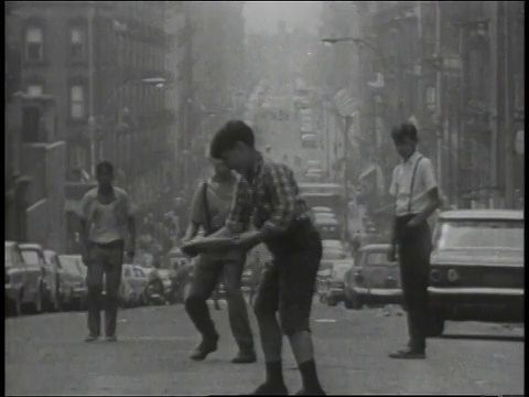 1965年，在美国纽约布朗克斯区街道上玩飞盘的WS青少年视频下载