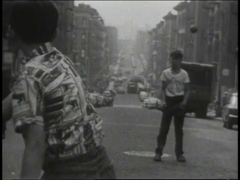 1965年，在美国纽约布朗克斯区街道上玩接球的MS青少年视频下载