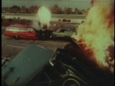 1978年，大火从多辆汽车的残骸中呼啸而出视频素材