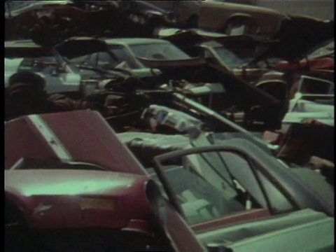 1978蒙太奇汽车在废车场/美国视频素材