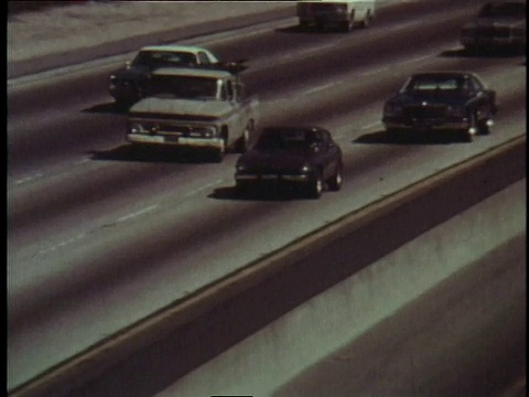 1978蒙太奇汽车在美国州际公路上行驶视频素材