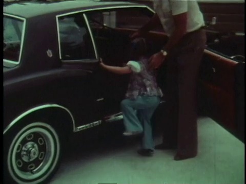 1978蒙太奇一家人上车系安全带/美国视频素材