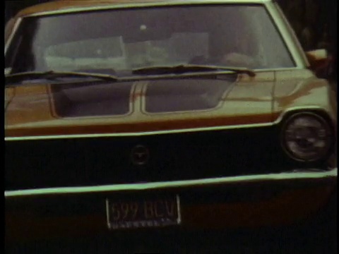 1978蒙太奇两辆车避免事故/美国视频素材