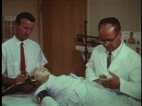 1978年蒙太奇工程师检查一个脸上带着滑稽表情的碰撞测试假人/美国视频下载