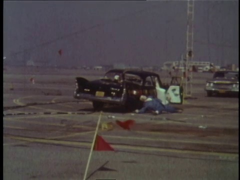 1978蒙太奇汽车在测试课程上碰撞/美国视频素材