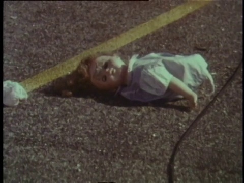 1978年，一场车祸后，一个孩子的娃娃碎片散落在街道上视频素材