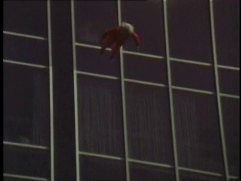 1978年TS哑巴坠落15层楼/美国视频素材