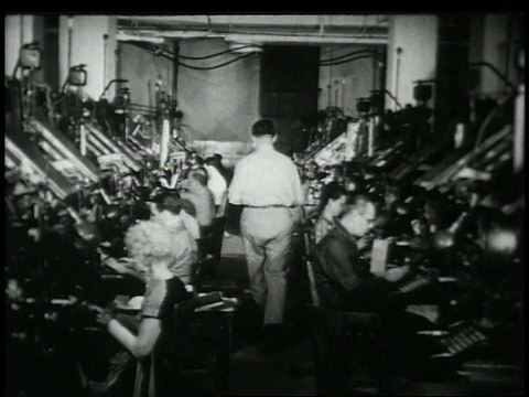 1948年蒙太奇排字工在一家印刷机工作/纽约，美国视频素材
