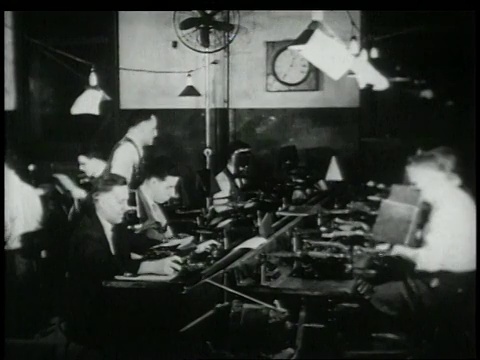 1948年，在美国纽约，电线室，人们在排字机前工作视频素材