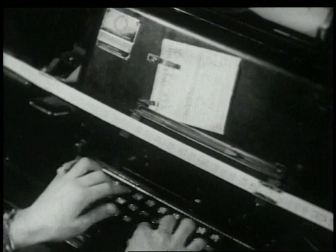 1948蒙太奇男子打字新闻报道/纽约，纽约，美国视频素材