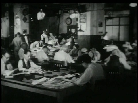 1948蒙太奇记者在繁忙的新闻室工作/纽约，纽约，美国视频素材