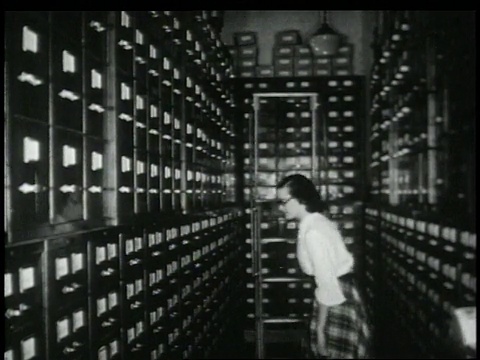 1948蒙太奇图书馆馆长整理旧剪报参考图书馆/纽约市，美国视频下载