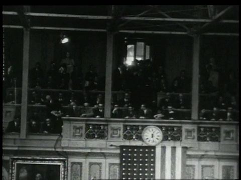 1948年，蒙太奇记者在国会新闻画廊观看和报道，美国华盛顿特区视频素材