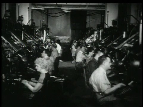 1948年，美国纽约，排字室，工人使用排字机将拷贝转换成铅视频素材