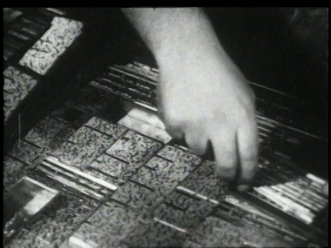 1948年，蒙太奇工人将铅版放入报纸印刷版面/纽约，美国视频素材