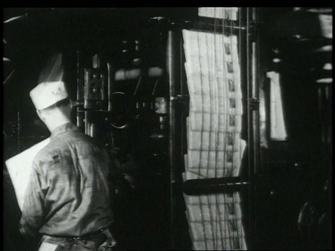 1948年，蒙太奇手按按钮，开始报纸印刷机运行/纽约，美国视频素材
