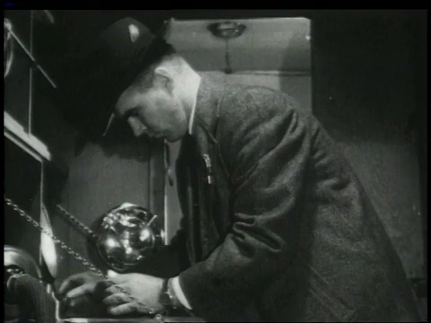 1948年，蒙太奇警察用真空吸尘器清扫车辆座椅以取证并检查调查结果/美国纽约纽约市视频下载