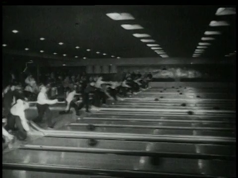 1949年美国保龄球比赛中所有泳道的选手同时进行保龄球比赛视频素材