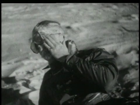 20世纪40年代蒙太奇滑雪者被拉过雪地/美国视频素材