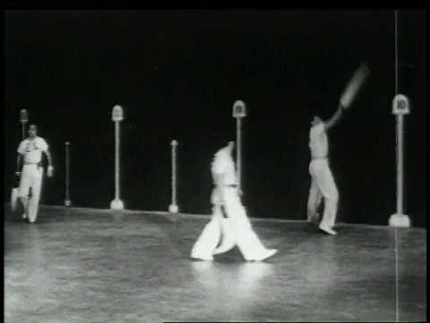20世纪40年代的蒙太奇人演奏美国橄榄球视频素材