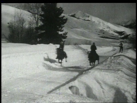 1940年代蒙太奇滑雪者被马拉着/美国视频素材
