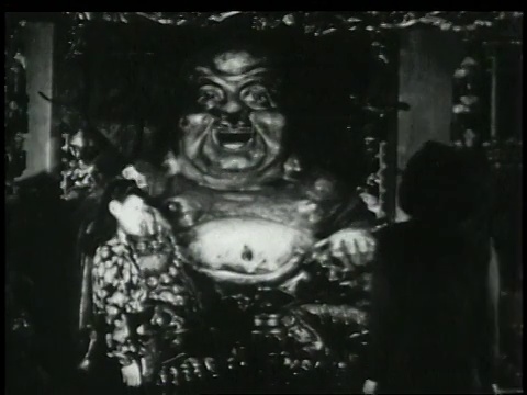 1946年蒙太奇唐人街寺庙，妇女在佛祖前鞠躬/纽约，美国视频下载