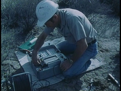 1978蒙太奇工人设置和触发地震爆炸装置/美国视频下载