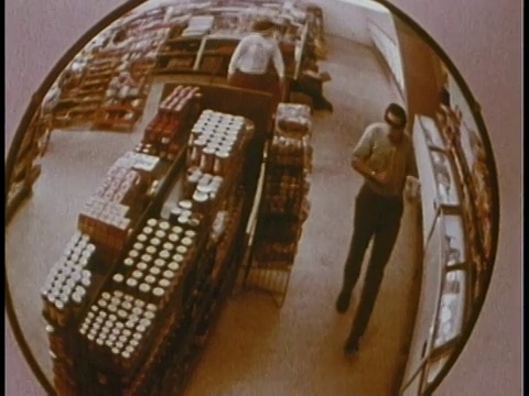 1969年蒙太奇店员工看大凸面镜/美视频下载