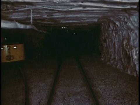 1968年POV矿车通过隧道视频下载