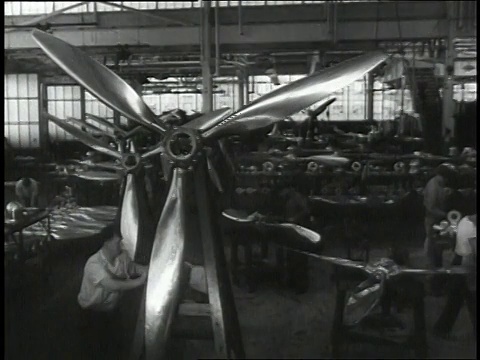 1942蒙太奇抛光和测试螺旋桨/底特律，密歇根州，美国视频下载