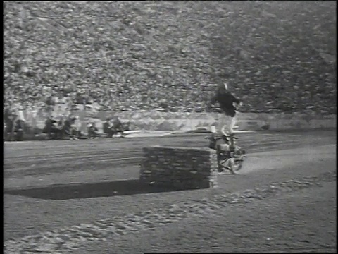 1939年，超胆侠骑着摩托车从斜坡上掉下来，在半空中跳下来/洛杉矶，加利福尼亚视频素材