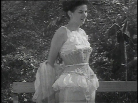 1939年，蒙太奇女性脱下长袍炫耀老式和现代内衣/纽约，美国视频下载