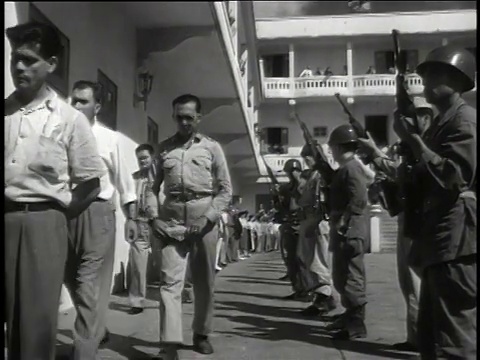 1930年的蒙太奇监狱看守和囚犯在院子/波多黎各视频素材
