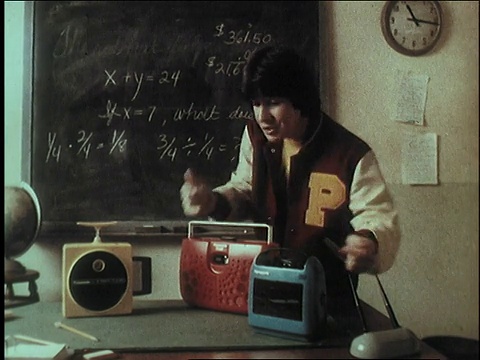 1974蒙太奇年轻人在教室展示和讲述，展示多色松下8轨便携式立体声/美国视频下载