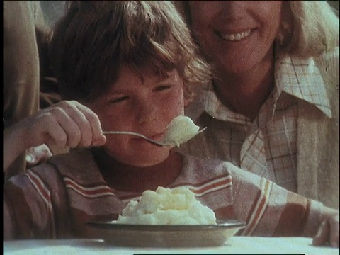 1974年，身着西式服装的蒙太奇男子向美国家庭展示大泰特即食土豆泥视频下载