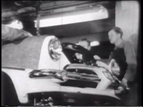 20世纪50年代蒙太奇道奇汽车在工厂装配线上建造，道奇汽车在道路上行驶视频下载