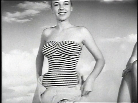 1951蒙太奇泳装模特在彩绘背景下展示泳装/好莱坞，加利福尼亚，美国视频素材