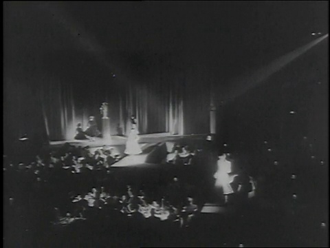 1951年，美国纽约，蒙太奇模特在时尚嘉年华上展示时装视频素材