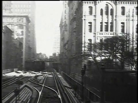 1916年，美国纽约，POV高架火车经过站台，人们在站台上等着视频素材