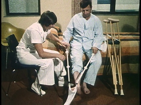 1980年，多发性硬化症残疾人用带钩的杆子穿袜子/美国视频下载
