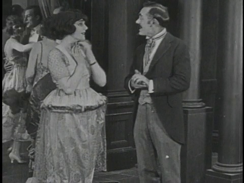 1920蒙太奇夫妇在舞厅跳舞，女人对男人的浪漫姿态一笑置之视频下载
